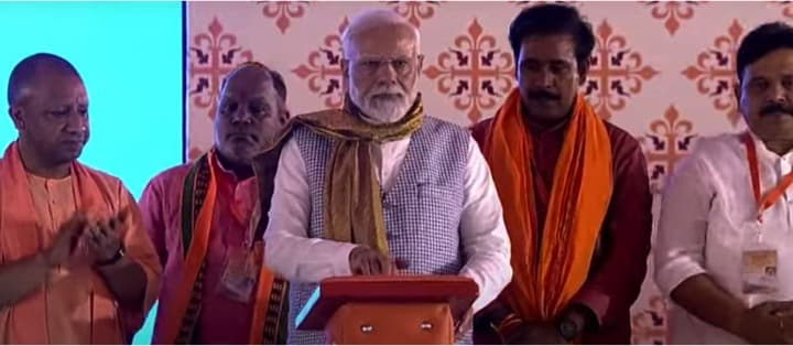 Modi Inaugurates 4000 Cubic Mtr Dung-Based Biogas Plant