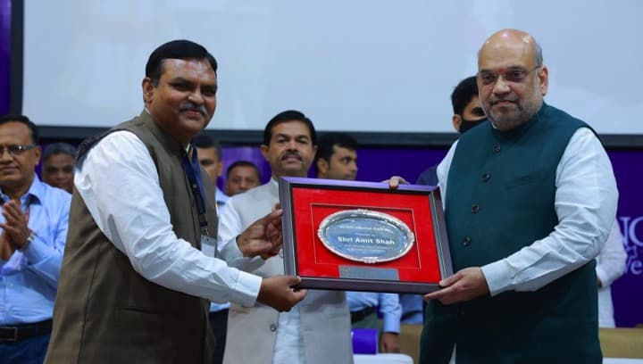 Gujarat: Amit Shah Presents NCDFI E-Market Awards