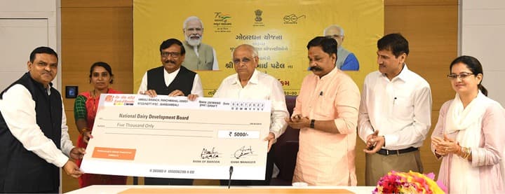 CM distributes Rs 1 crore to Gujarat Unions Under Gobardhan Yojana