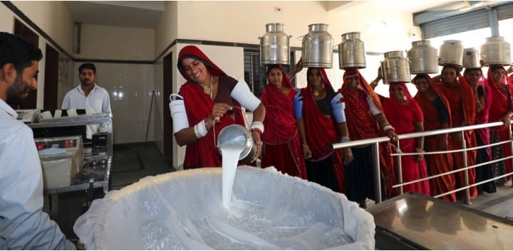 Sabar Dairy announces pay hike for milk producers