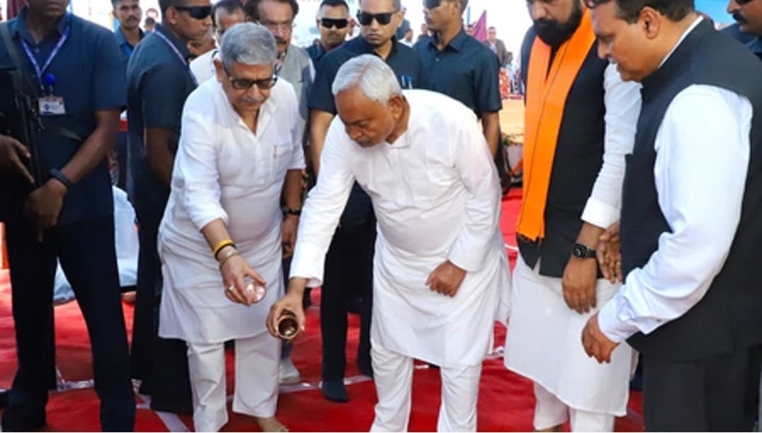 Nitish Kumar lays foundation for Mother Dairy plant in Munger